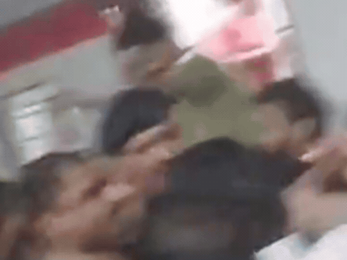 आरपीएफ-जीआरपी के सामने रोजा जंक्शन पर मारपीट:ट्रेन के लोको पायलट को वेंडरों ने पीटा था, NRMU ने वेंडरों को दौड़ाकर पीटा