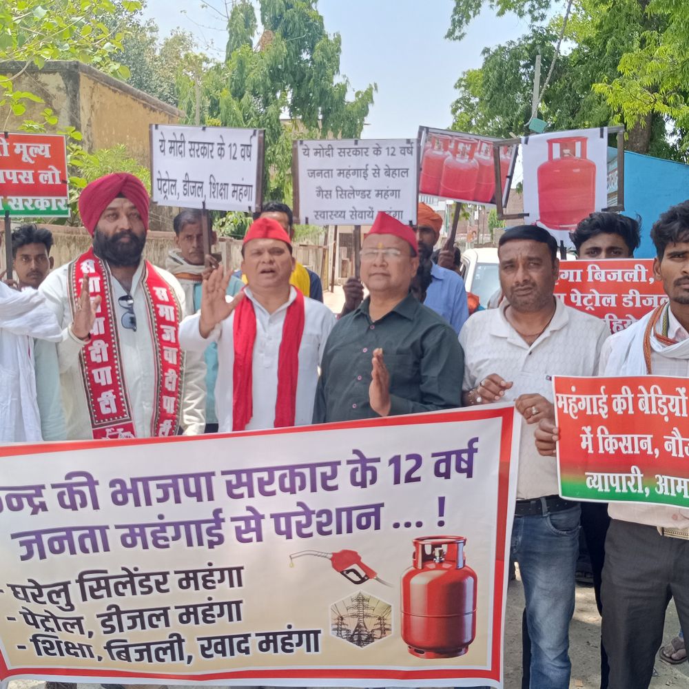 सोनभद्र में सपा का प्रदर्शन,रसोई गैस मूल्य वृद्धि का विरोध:केंद्र सरकार पर महंगाई और बेरोजगारी बढ़ाने का आरोप