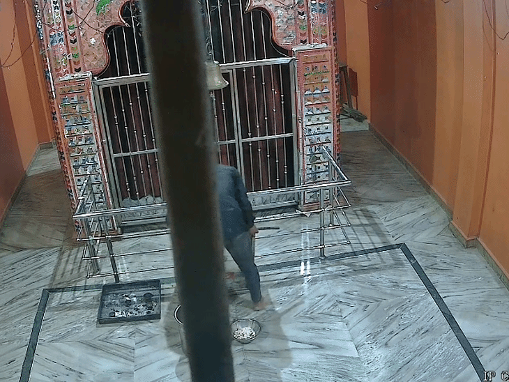 सीहोर के करोली माता मंदिर में चोरी का VIDEO:गर्भगृह में घुसे चोरों ने कटर से काटी दानपेटी; नगदी और कीमती सामान ले उड़े
