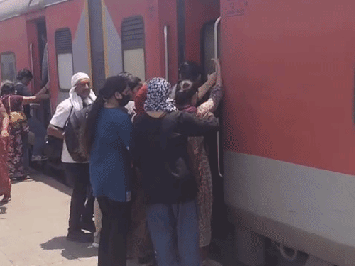 पुलिस भर्ती परीक्षा के बाद ललितपुर स्टेशन पर उमड़ी भीड़:ट्रेन आते ही दौड़े अभ्यर्थी, जनरल कोच फुल होने पर एसी-स्लीपर में चढ़े