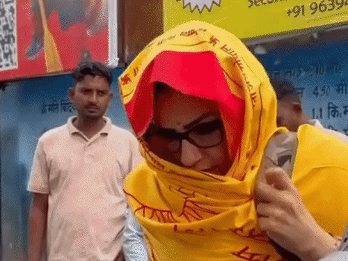 पीला गमछा ओढ़े स्कूटी पर निकलीं रवीना टंडन:ऋषिकेश में साड़ी और कंधे पर बैग के साथ आईं नजर, 'हर-हर गंगे' के जयकारे लगाए