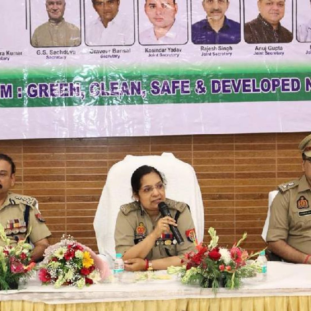 नोएडा में जनता की शिकायतों पर बड़ा एक्शन:चौकी इंचार्ज सस्पेंड, थाना प्रभारी लाइन हाजिर; 3 एसएचओ को चेतावनी