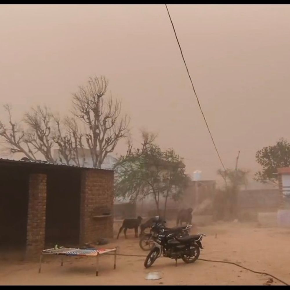 डीग में तेज धूल भरी आंधी के बाद आई बरसात:अचानक बदले मौसम से जनजीवन प्रभावित, बिजली आपूर्ति बाधित