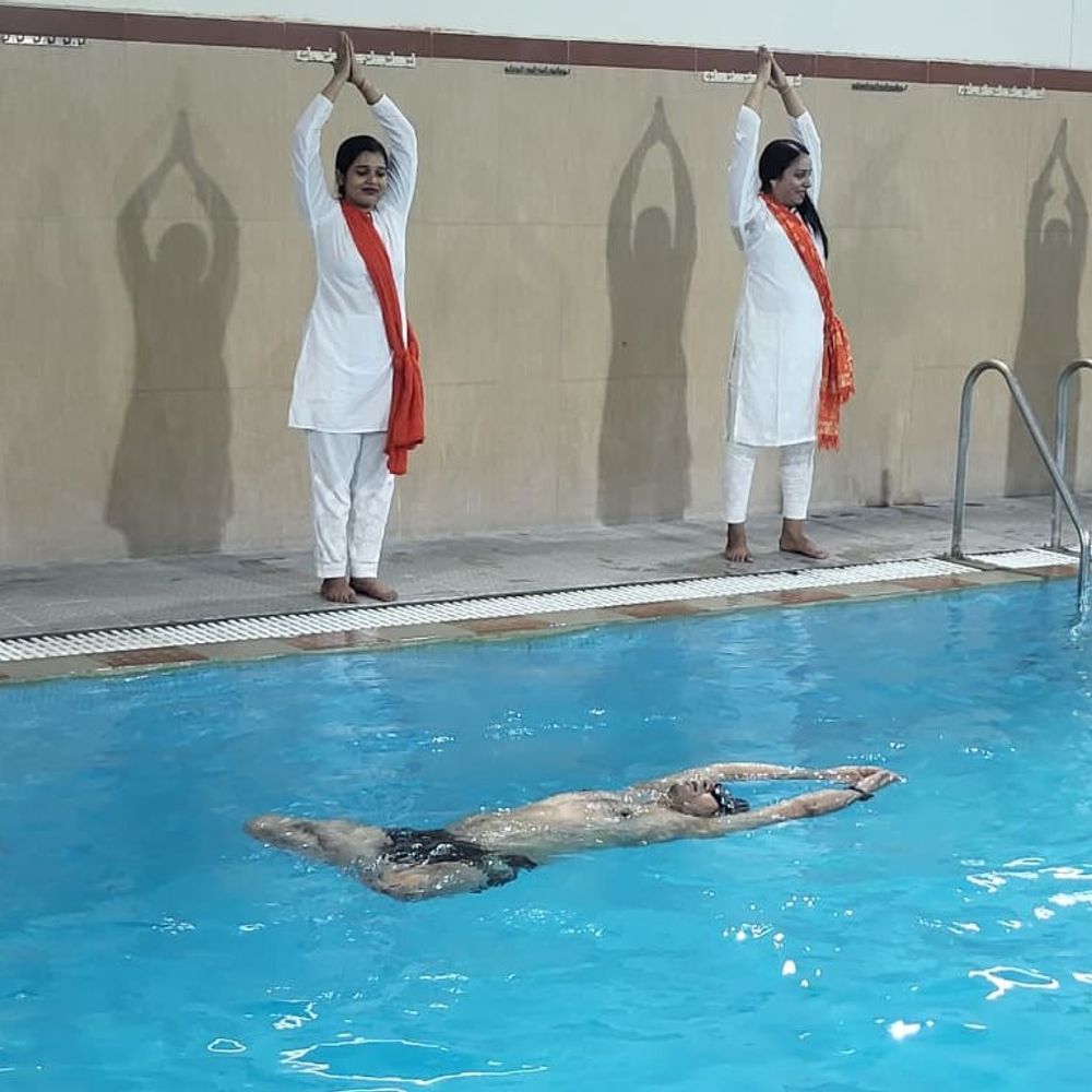 KGMU के स्विमिंग पूल में डॉक्टरों ने किया जल योग:अंतरराष्ट्रीय योग दिवस की तैयारियां तेज, लखनऊ विश्वविद्यालय के विशेषज्ञों ने कराया अभ्यास
