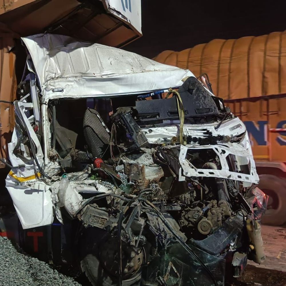 खड़े डंपर में घुसा तेज रफ्तार कंटेनर:NH-44 पर केबिन में 1 घंटे तक फंसा रहा ड्राइवर, पुलिस ने रॉड काटकर बचाई जान