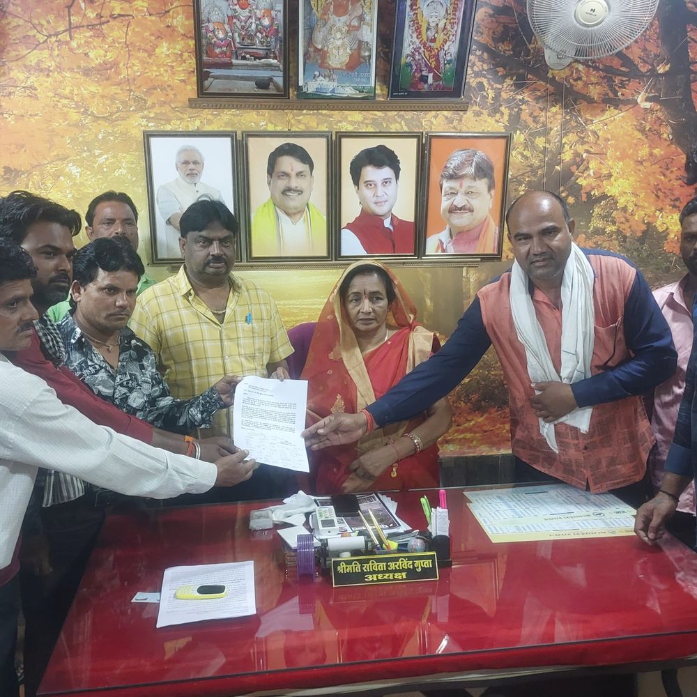 गुना नगरपालिका में गहराया वेतन संकट:कर्मचारियों ने नपाध्यक्ष को सौंपा आवेदन; CMO न होने से कर रहे परेशानी का सामना