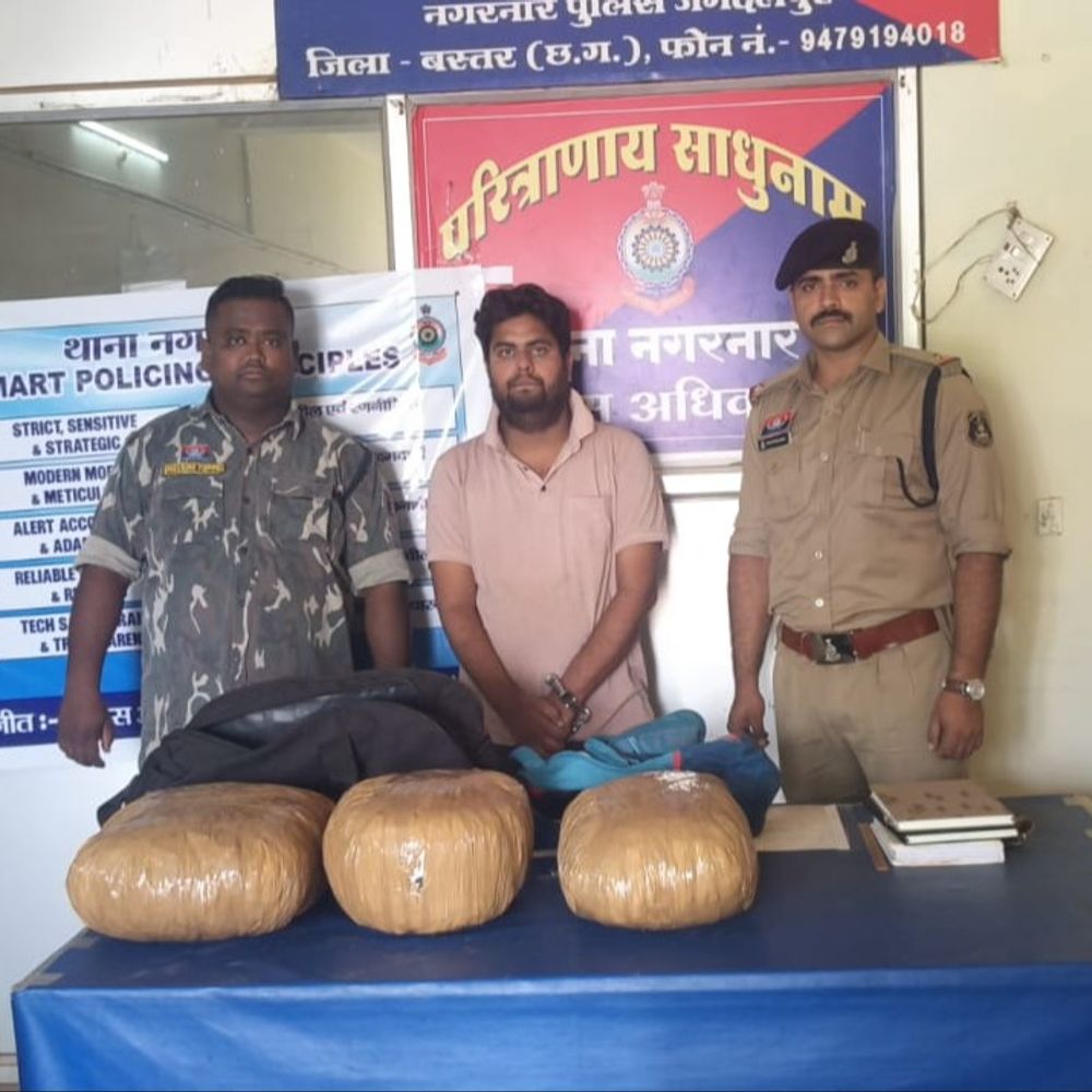 बस्तर में 25.66 लाख का गांजा पकड़ाया:2 तस्कर गिरफ्तार, एक के घर पर पुलिस ने मारी रेड, दूसरे को बस स्टॉप से पकड़ा