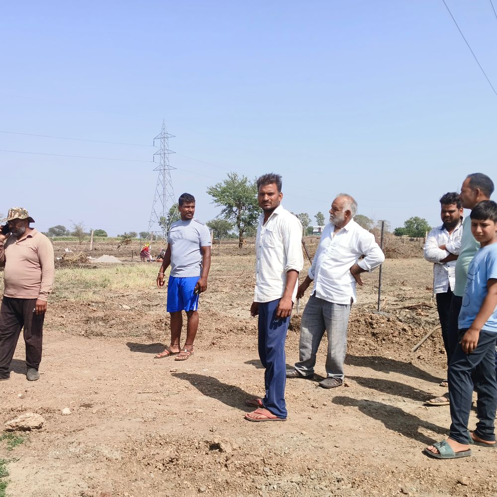 नीमच में तालाब की जमीन पर फर्जीवाड़े का आरोप:मृत खातेदार के नाम की जमीन बेचने का दावा; पटवारी-सरपंच पर मिलीभगत के आरोप