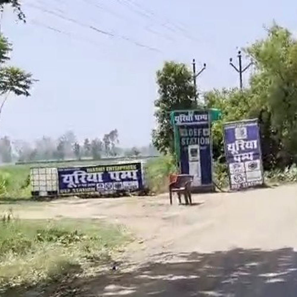 मुजफ्फरनगर में यूरिया कालाबाजारी पर कार्रवाई का असर:नकली डीईएफ कारोबारियों में हड़कंप, प्वाइंट्स को काली पॉलिथीन से ढका