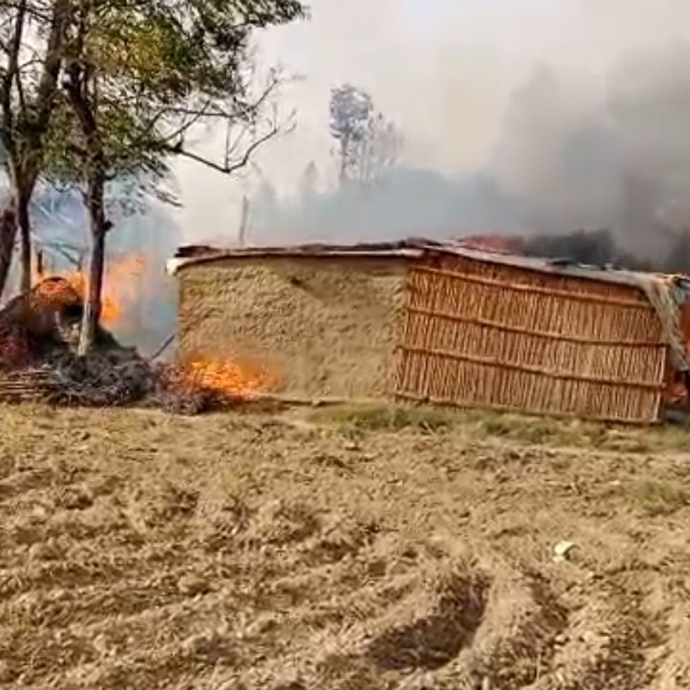 बहराइच में दबंगों ने रंजिश में घर में लगाई आग:पीड़ित की तहरीर पर पुलिस जांच में जुटी, कार्रवाई की मांग