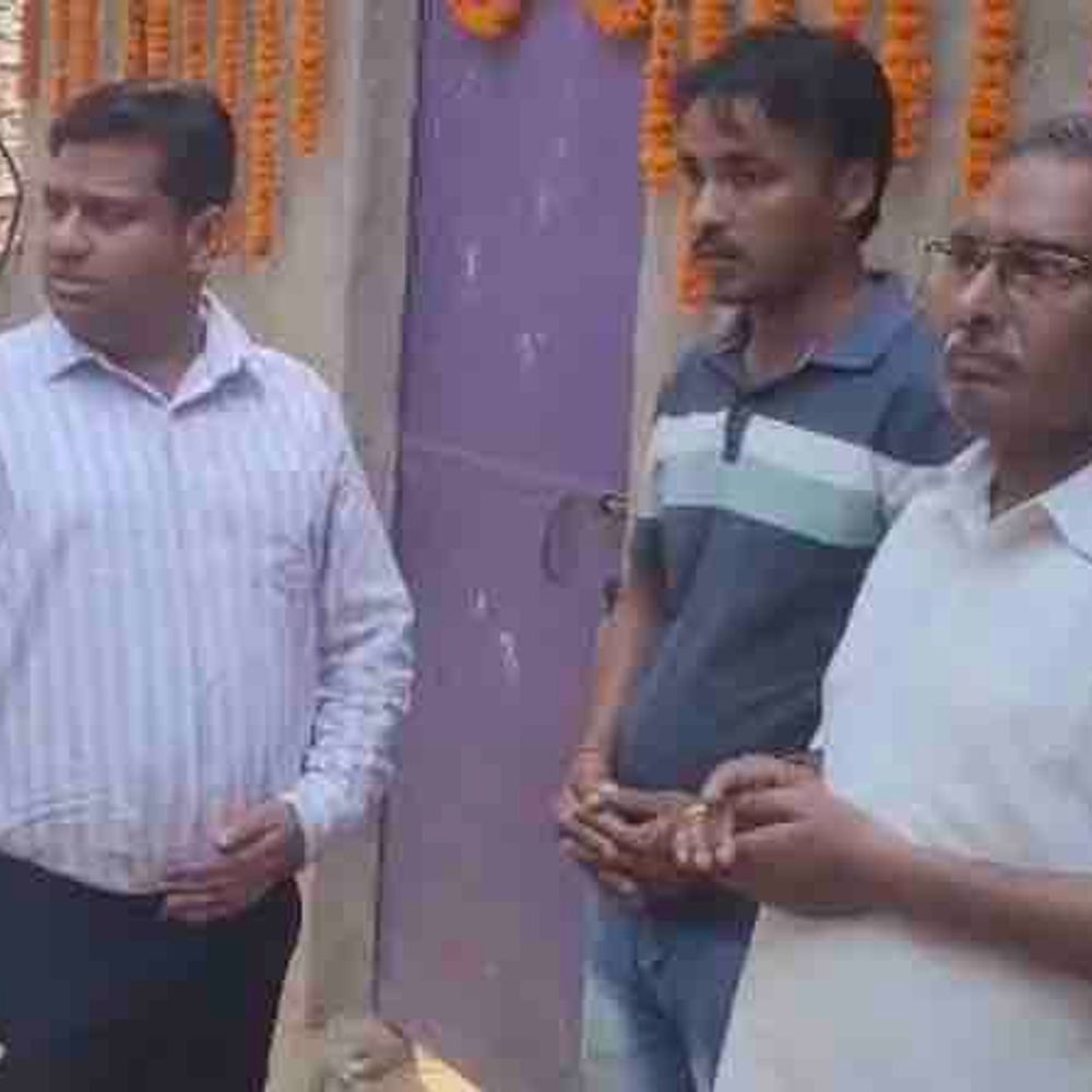 गाजियाबाद: 4 साल बाद भू-माफिया के चंगुल से मुक्त हुआ घर, प्रशासन ने पीड़ित परिवार को सौंपी चाबियां