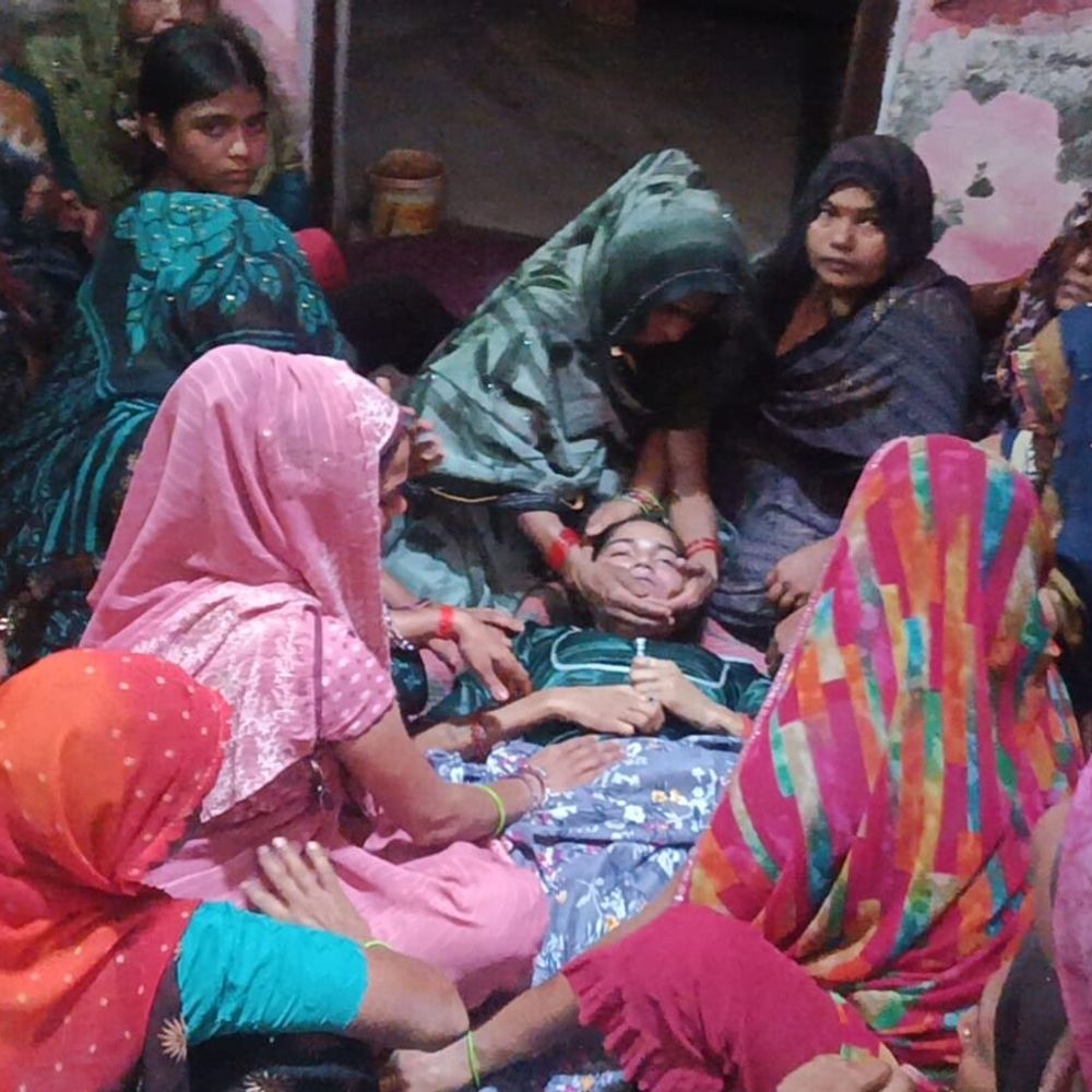 फिरोजाबाद में विवाहिता ने फांसी लगाकर आत्महत्या की:चार साल पहले हुई थी शादी, बच्चा न होने से घर में विवाद, जांच शुरू