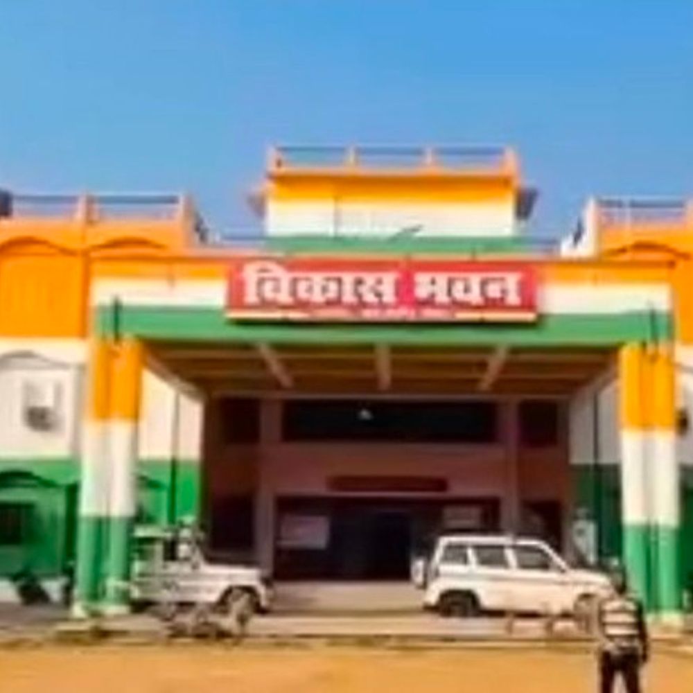 संतकबीरनगर में APO और TA की सेवा समाप्ति की तैयारी:डीसी मनरेगा ने डीएम को भेजी पत्रावली, एक माह से APO लापता, TA ने नही जमा की गबन की धनराशि