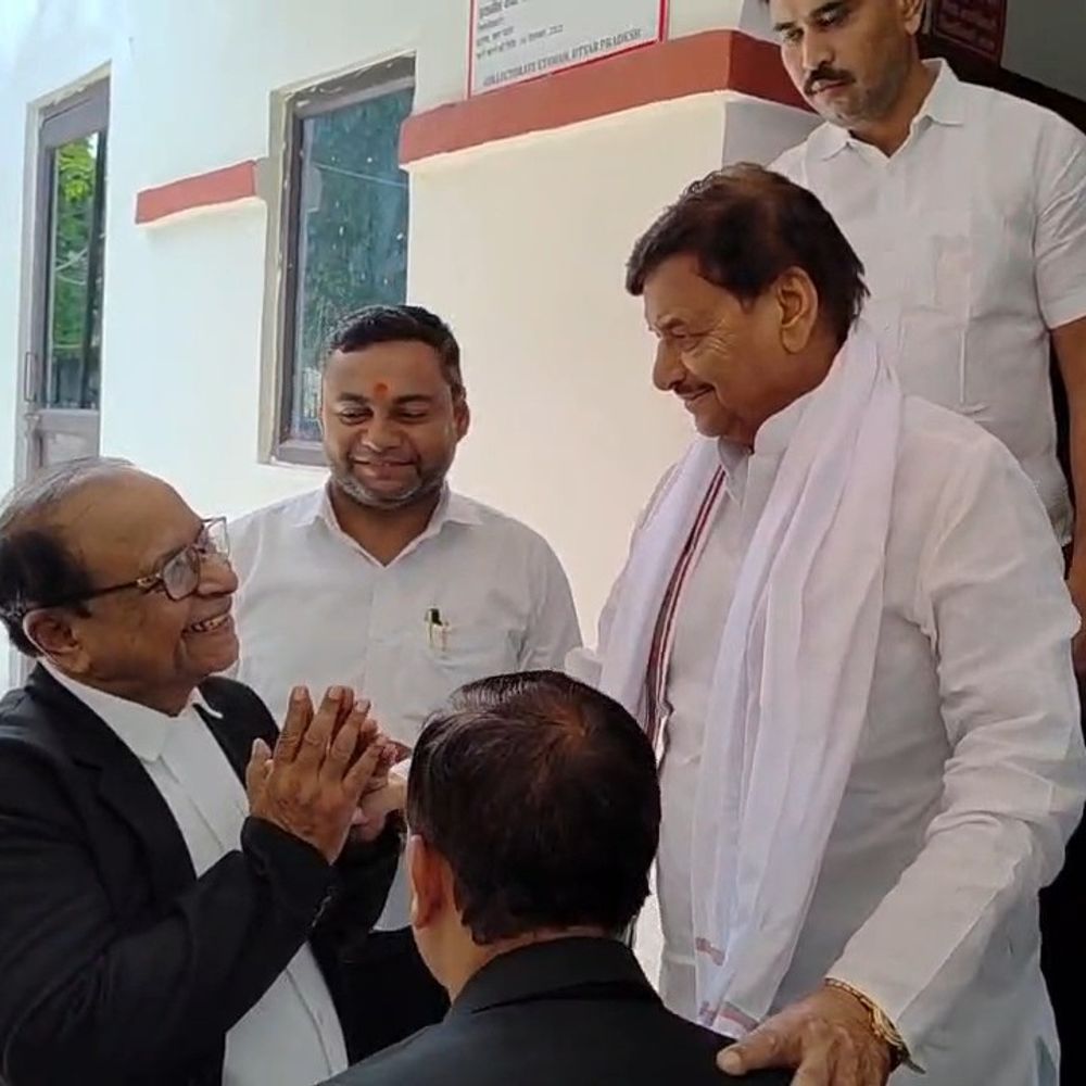 शिवपाल यादव ने DM से की मुलाकात:जनसमस्याएं उठाईं, सरकार पर बिजली-पानी संकट और पेपर लीक पर साधा निशाना