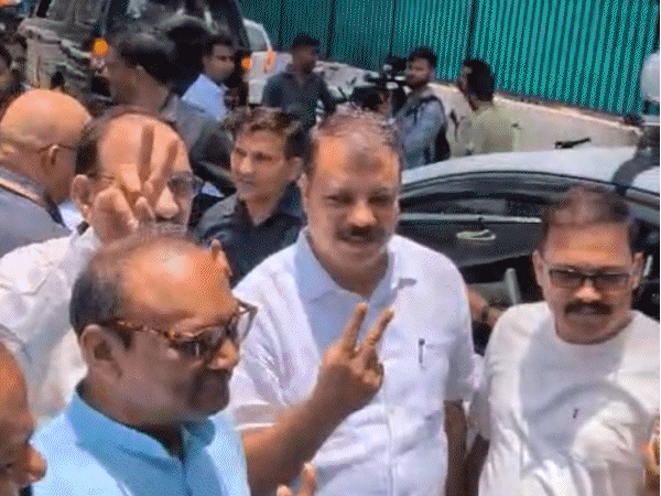 विमान 75 सीटर, विधायकों के साथ 100 से ज्यादा लोग:कांग्रेस आलाकमान ने कुछ विधायकों को भोपाल में रोका; शाम को दूसरी फ्लाइट से बेंगलुरू जाएंगे