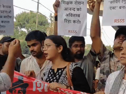 खान सर कोचिंग विवाद- पटना में छात्रों का प्रदर्शन:रौशन आनंद की रिहाई की मांग; बोले- एक को जेल, दूसरे को बेल क्यों, वाटर कैनन की गाड़ी पहुंची