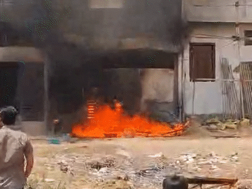 जयपुर में पटाखा फैक्ट्री में आग, 3 की मौत:5 लोग 90% तक झुलसे, अस्पताल में भर्ती; रिहायशी इलाके में चल रही थी फैक्ट्री