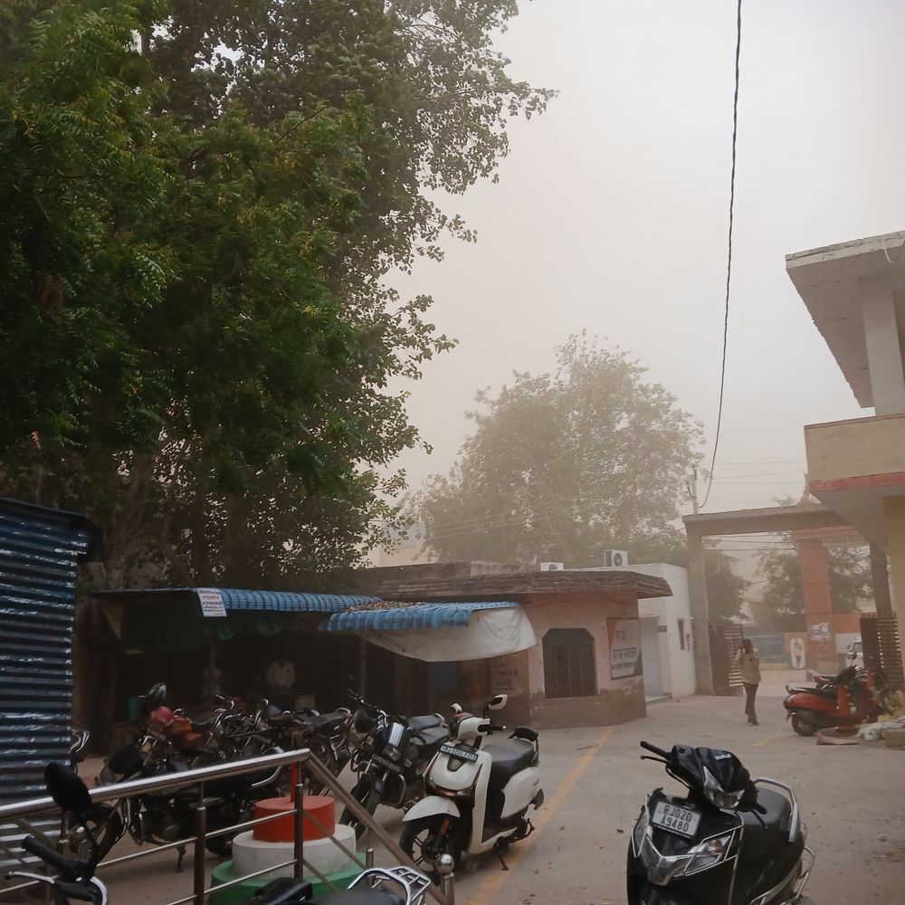 खैरथल-तिजारा जिले में तीसरे दिन भी अंधड़ चला:कचहरी में पेड़ गिरने से बाइकें क्षतिग्रस्त; टीनशेड भी टूटा