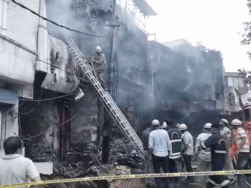 रोहतक- 10 दुकानों में आग, एक डेडबॉडी मिली:3 अभी भी लापता, NDRF तलाश रही; दुकानदार बोला- बेटा गायब है, तसल्ली करवा दो