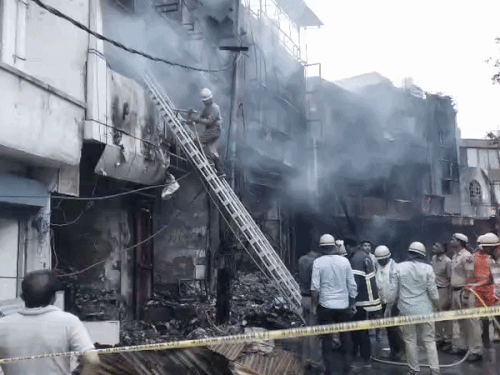 रोहतक-10 दुकानों में आग, एक डेडबॉडी मिली:3 लापता, NDRF तलाश रही; दुकानदार रोते-बिलखते बोला- बेटा गायब है, तसल्ली करवा दो