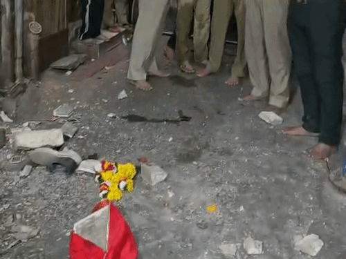 बांके बिहारी मंदिर के पास मकान का छज्जा गिरा:8 घायल, 4 की हालत गंभीर; श्रद्धालुओं में मची चीख-पुकार