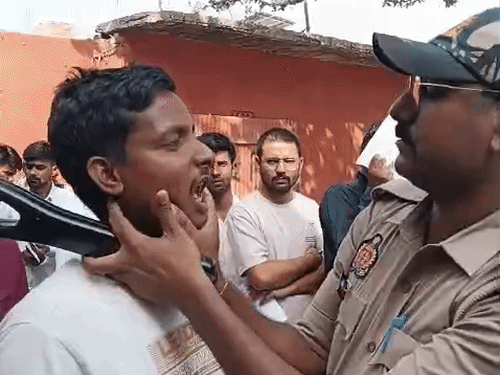 कानपुर में अभ्यर्थियों के मुंह खुलवाकर देखे:बड़े बालों में हाथ डालकर जांच की, पहले दिन 23% ने छोड़ी पुलिस भर्ती परीक्षा