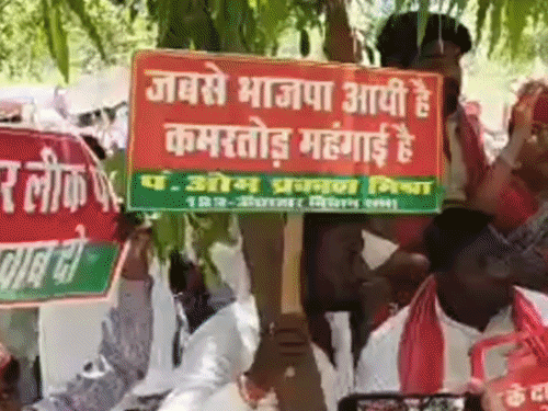 महंगाई और भ्रष्टाचार के विरोध में सपा का प्रदर्शन:रायबरेली में किया मार्च, बेरोजगारी को लेकर सरकार पर साधा निशाना