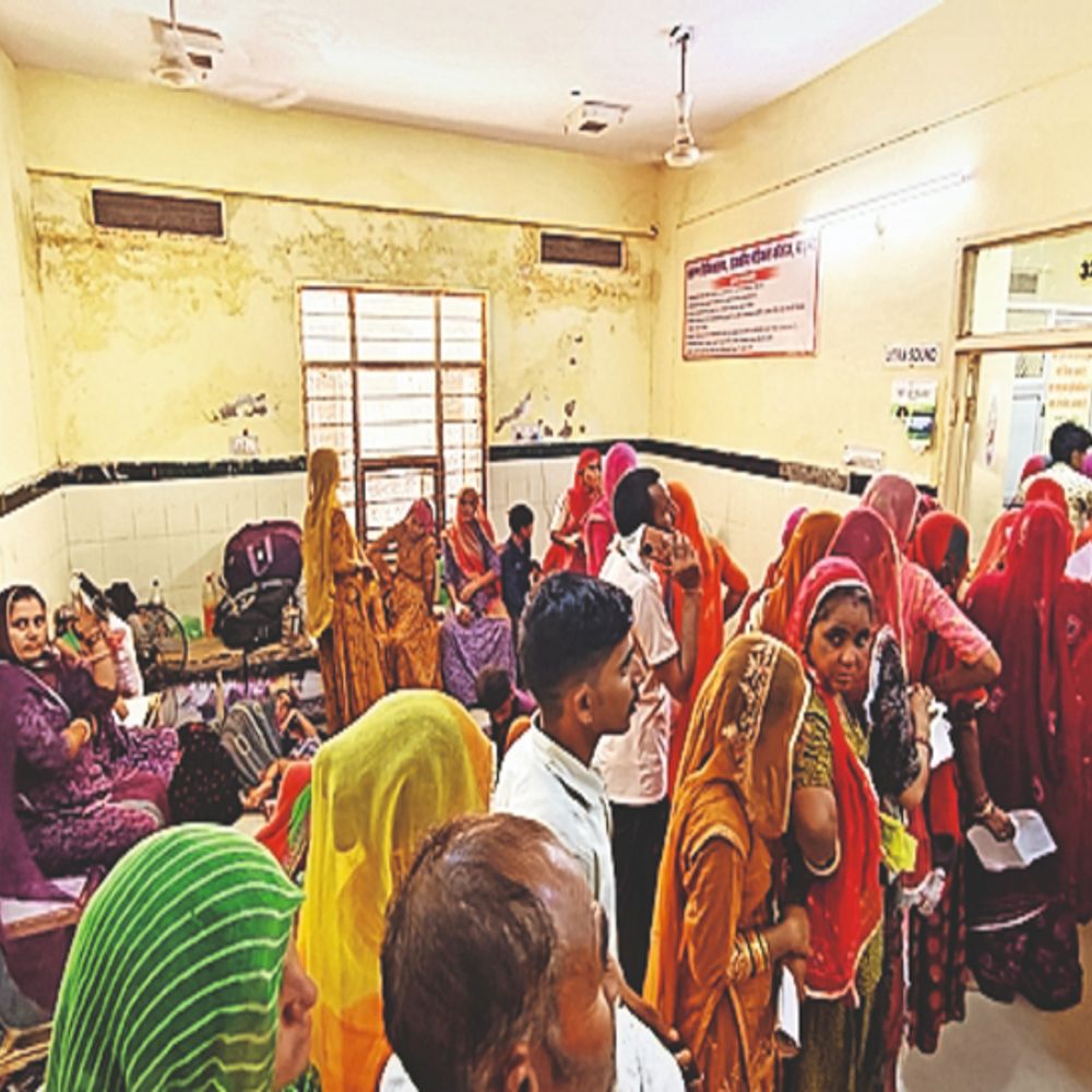 सीएचसी-पीएचसी का सिस्टम फेल:100 बेड की विंग में 246 बेड संचालित इनमें स्त्री रोग विभाग के 152, गैलरी में इलाज की मजबूरी