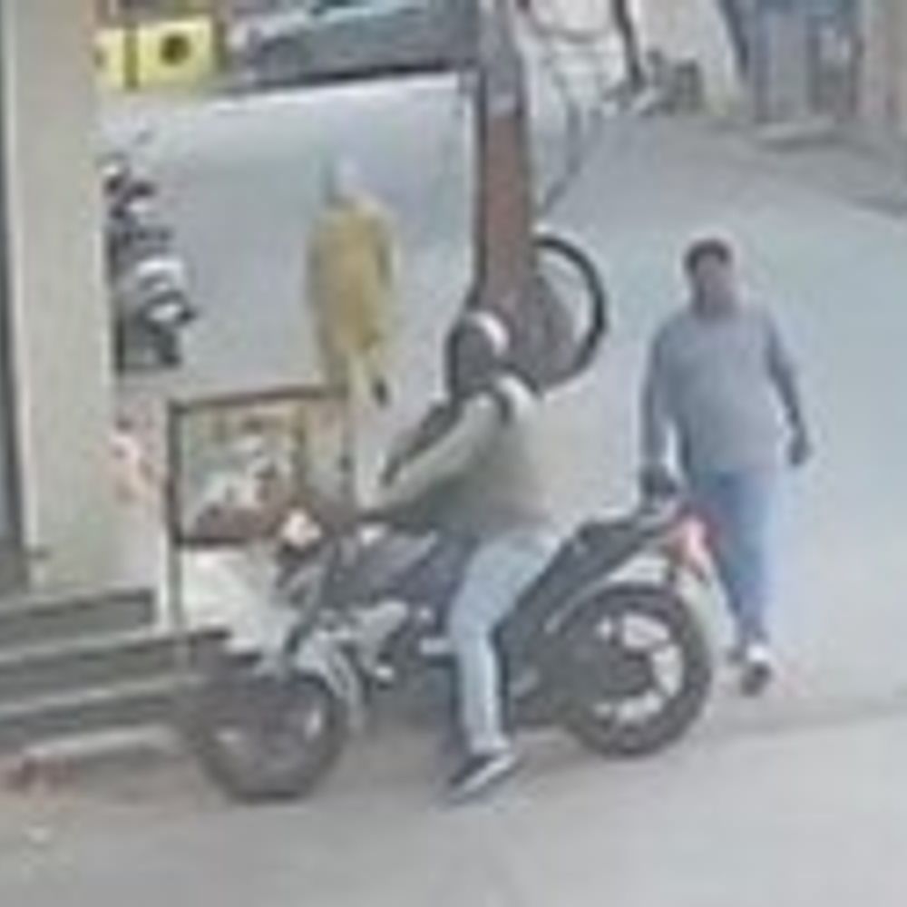 बदमाश बोले-गहने पहनकर मत निकला करो, चोर घूमते हैं:रतलाम में रिटायर्ड शिक्षिका के गले से मंगलसूत्र उतरवाकर पर्स में रखवाया; मौका देखकर भाग निकले