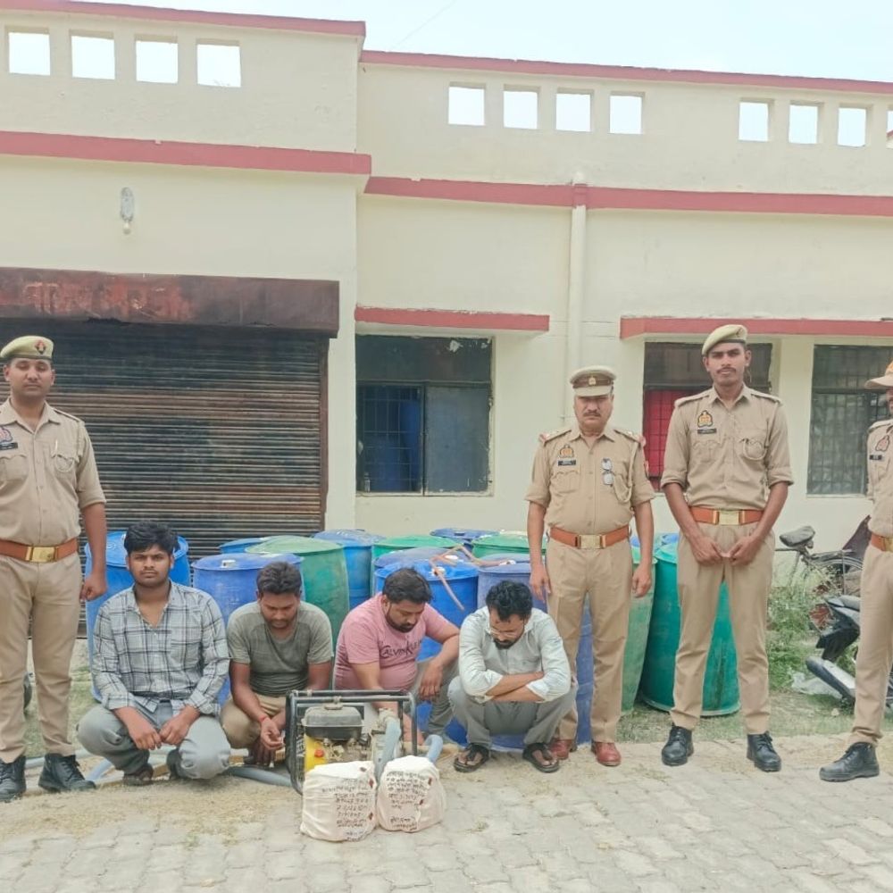 अमेठी में नकली पेट्रोल बनाने वाले गैंग का भंडाफोड़:5 लाख का केमिकल-पेट्रोल बरामद, 4 आरोपी गिरफ्तार; मुख्य आरोपी फरार