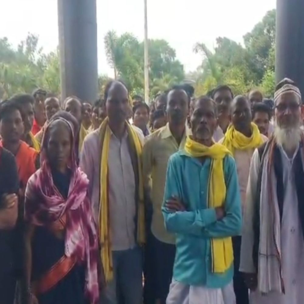 50 साल पुरानी स्कूल की जमीन बेचने का आरोप:सूरजपुर में ग्रामीण बोले- माफियाओं ने किसानी जमीन भी बेची, कलेक्टर से शिकायत