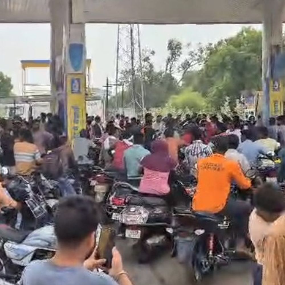 दंतेवाड़ा में फ्यूज की किल्लत, HPCL के 8 पंप खाली:घंटों लाइन में खड़े रहे लोग;प्रशासन ने ईंधन मिलने वाले पेट्रोल पंपों की सूची-जारी की