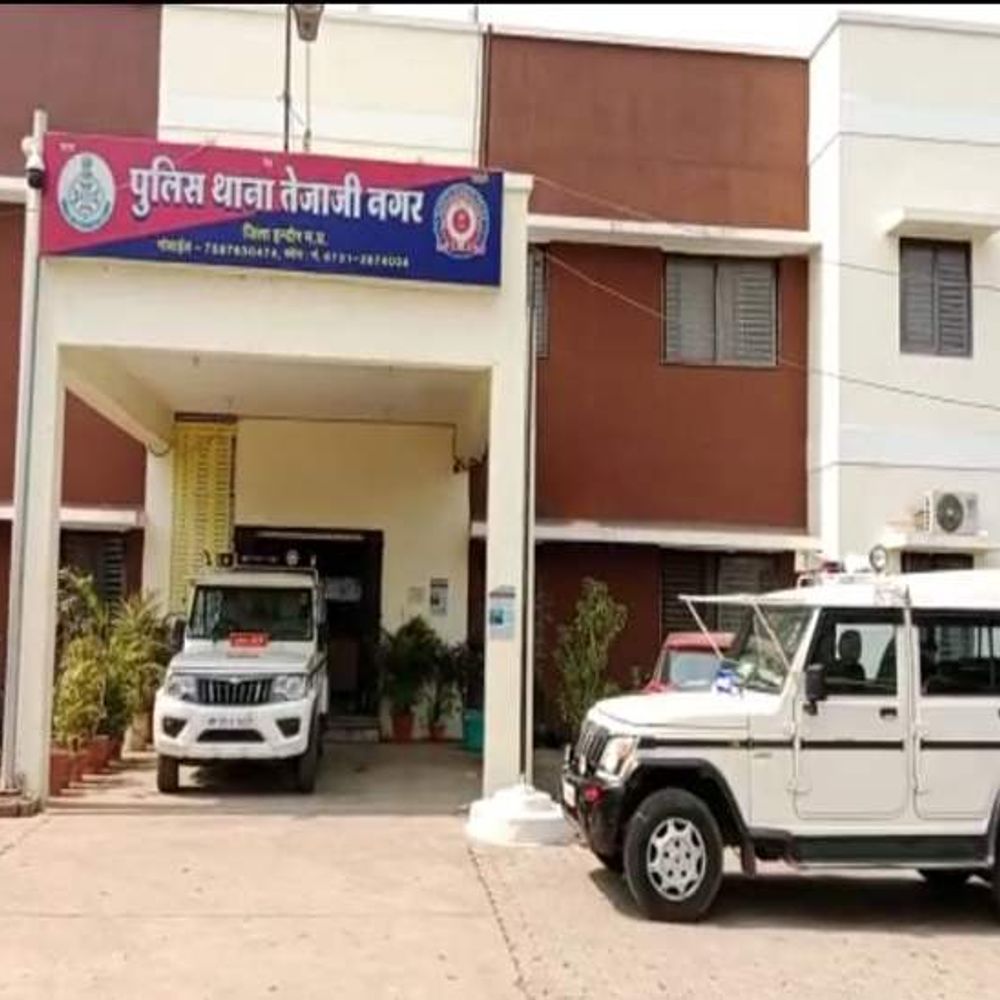 गमी से लौट रहे दंपती की बाइक फिसली,महिला की मौत:इंदौर में चमेली देवी कॉलेज के पास हुआ हादसा, पति को मामूली चोट