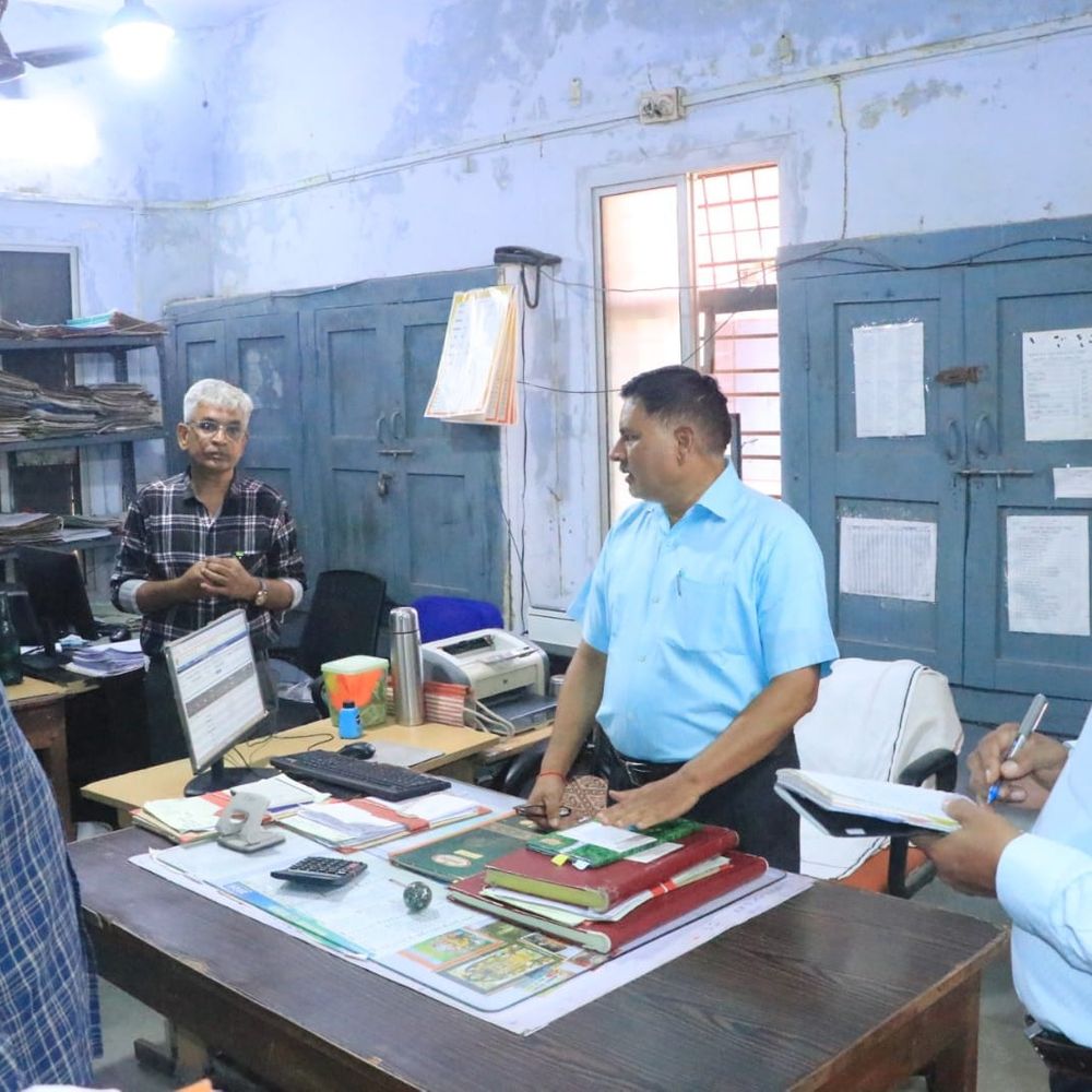 विदिशा में डीईओ कार्यालय में कलेक्टर का निरीक्षण:रिकॉर्ड प्रबंधन और कार्यालयीन व्यवस्थाएं सुधारने के निर्देश