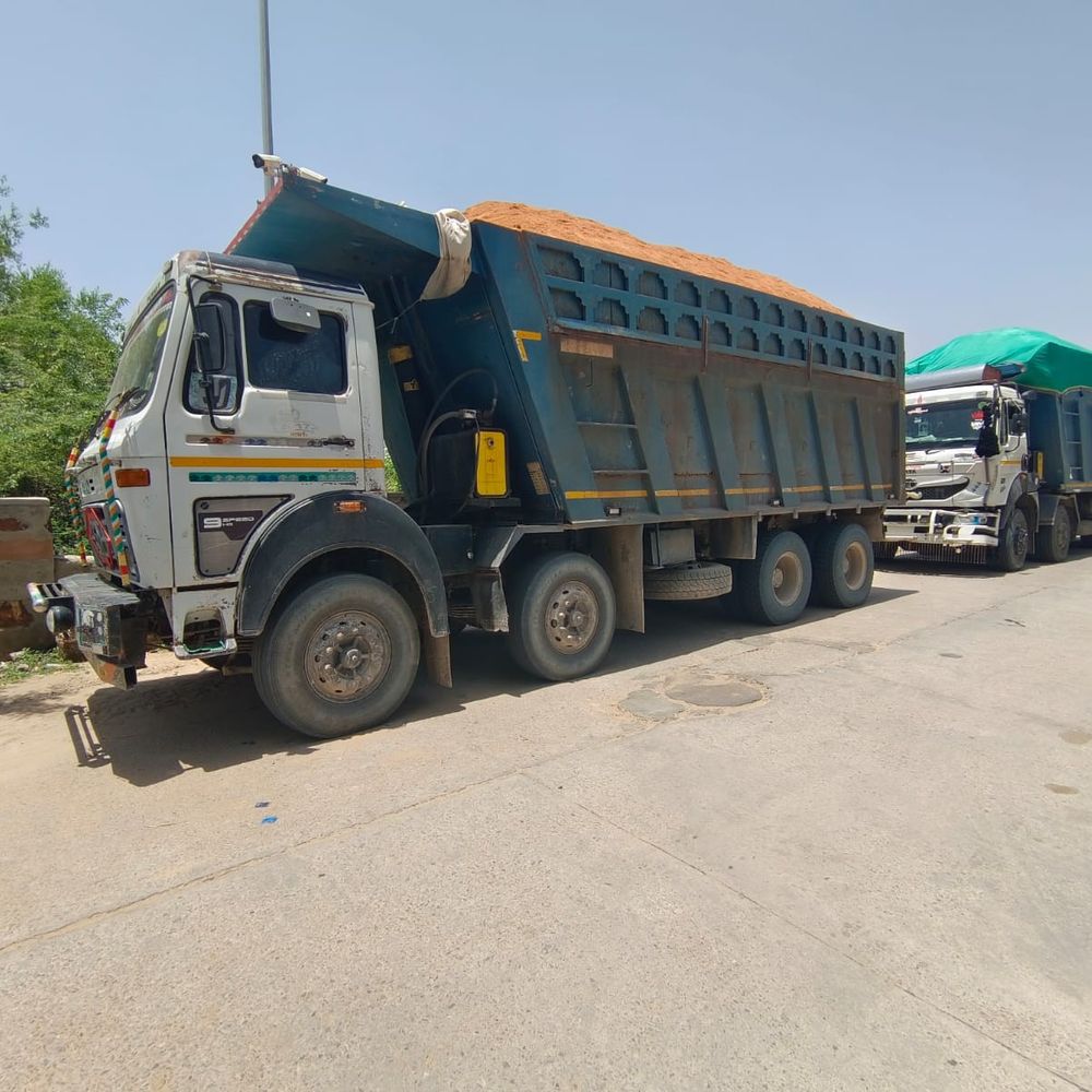 अवैध बजरी से भरे 2 ट्रेलर और 2 डम्पर पकड़े:आवश्यक दस्तावेज और वैध परमिट नहीं पाए जाने पर किया जब्त