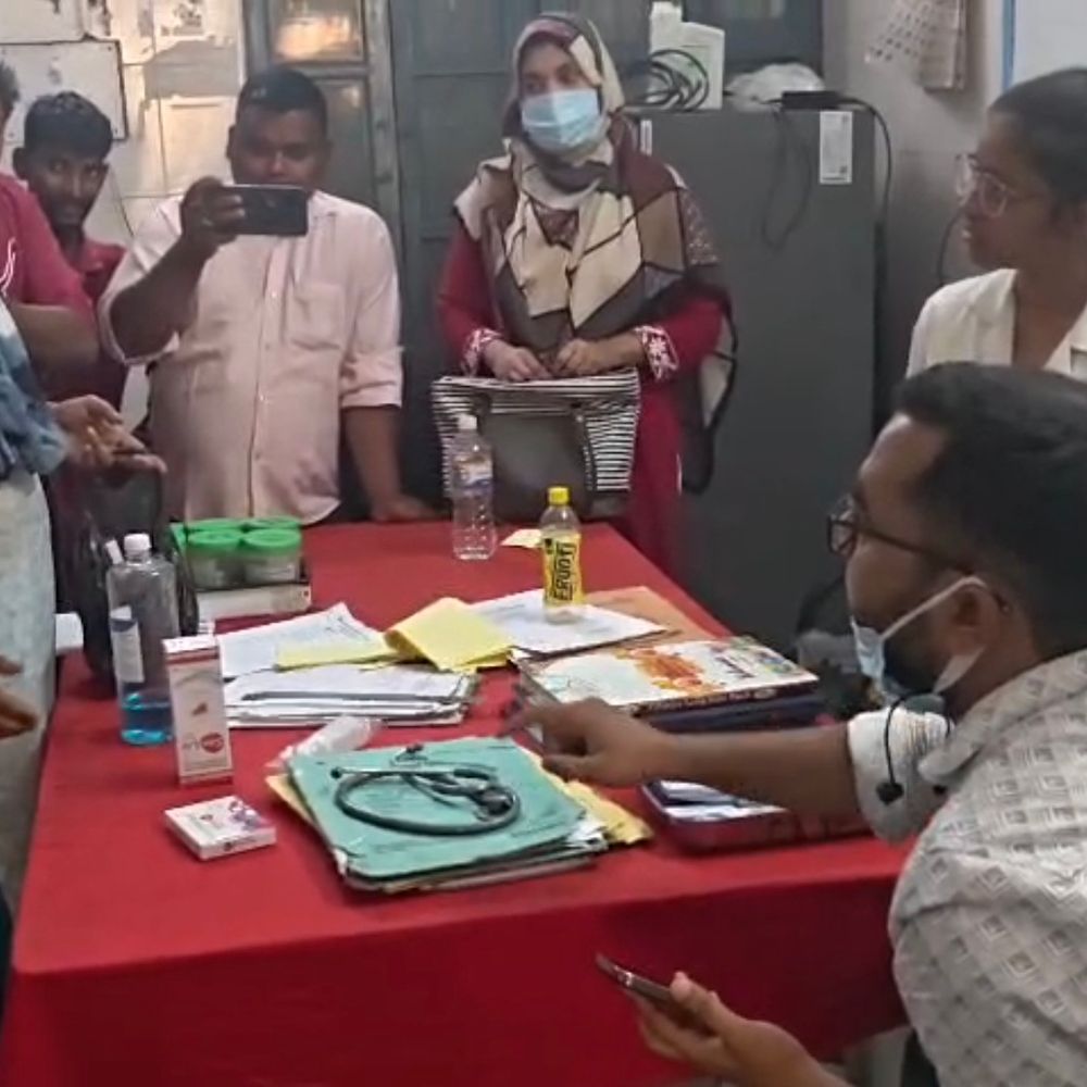 बिजनौर अस्पताल में तीमारदारों का हंगामा:बाहर से दवा लिखने का आरोप, डॉक्टर-स्टाफ पर भी लगाया आरोप; जांच जारी