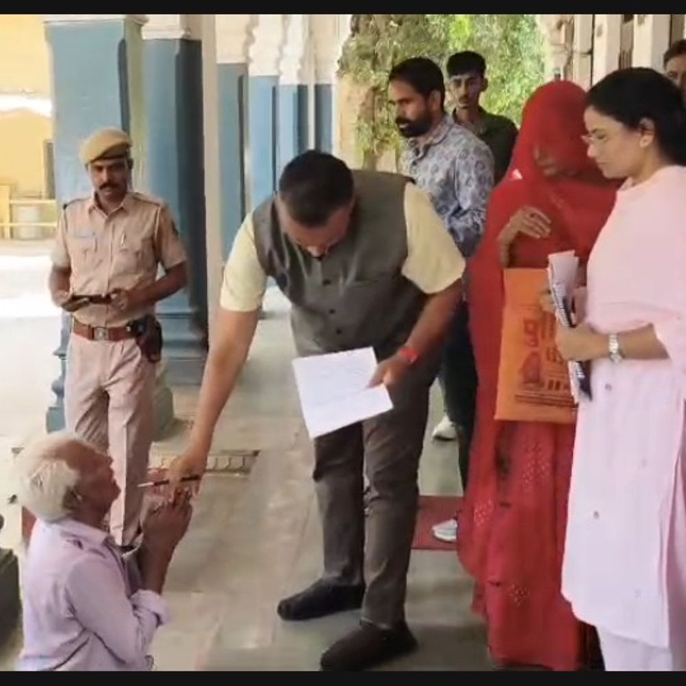 दिव्यांग की फरियाद सुनने दफ्तर से बाहर आए कलेक्टर:झाड़ोली में रास्ते पर अवैध निर्माण की शिकायत, कलेक्टर ने जांच का दिया भरोसा
