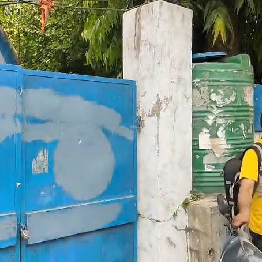 एडीएम कोर्ट के आदेश के बाद भी नहीं पहुंची पुलिस:लखनऊ का 90 साल पुराने स्कूल का ताला नहीं खुला; भीषण गर्मी में बाहर इंतजार करते रहे छात्र-शिक्षक