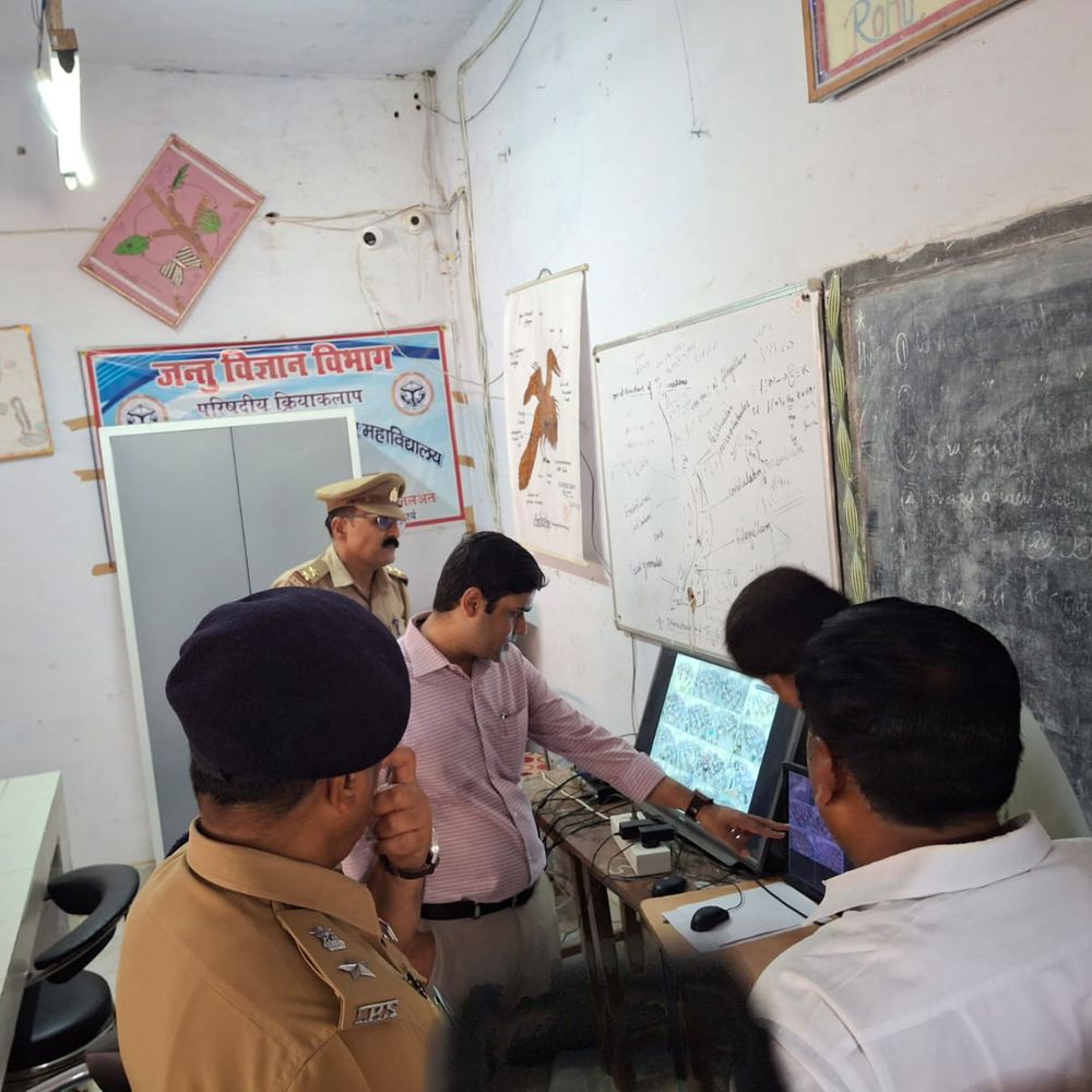 पुलिस भर्ती परीक्षा में डीएम-एसपी ने परखी व्यवस्थाएं:बोले- नकल-लापरवाही पर होगी कार्रवाई, जिले के 19 केंद्रों पर 49 हजार से ज्यादा अभ्यर्थी दे रहे परीक्षा
