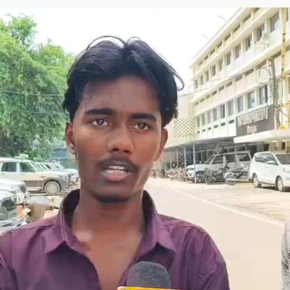 'TC के लिए 1000 रुपये मांग रहे गुरुजी':शेखपुरा में 12वीं पास 150 छात्रों ने DM से लगाई गुहार,कहा-स्नातक नामांकन में देरी