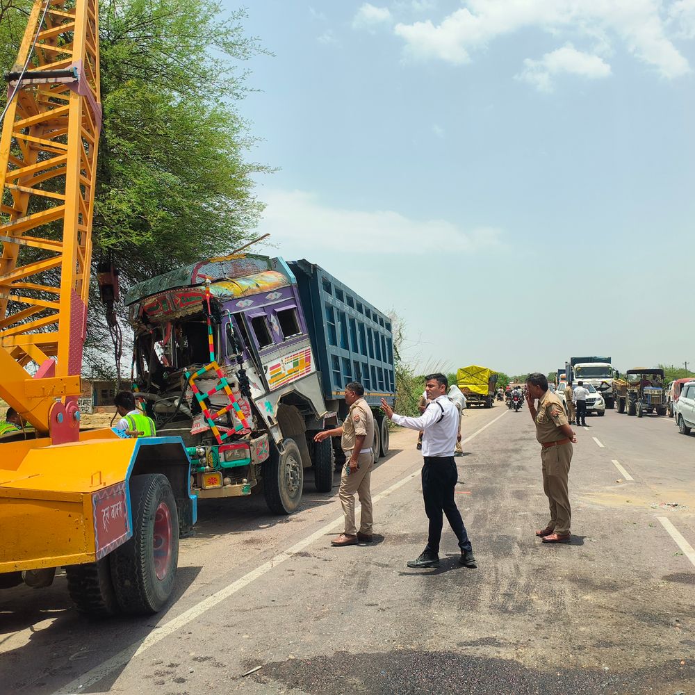 बिधनू में DCM-डंपर में टक्कर:केबिन में फंसा ड्राइवर, निकालने में आधे घंटे लगे; दोनों जिला अस्पताल रेफर