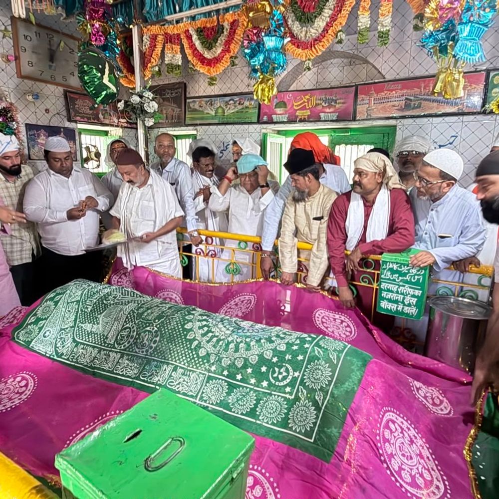 मुजफ्फरपुर में पीएम मोदी के अच्छे स्वास्थ्य के लिए चादरपोशी:मजार में भाजपा अल्पसंख्यक मोर्चे ने की दुआ, प्रधानमंत्री के नेतृत्व की सराहना की