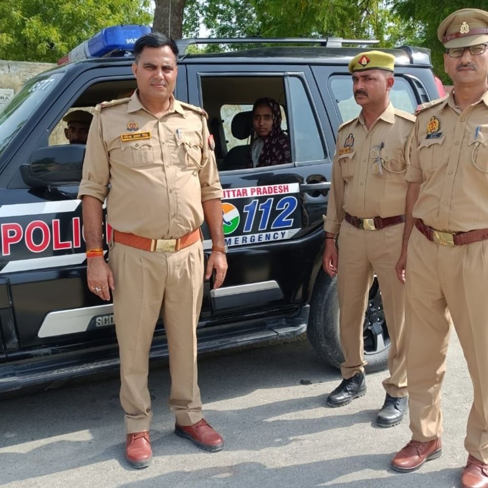 यूपी-112 ने बचाई अभ्यर्थी नेहा की परीक्षा:अमेठी बस स्टैंड से मुसाफिरखाना केंद्र तक समय से पहले पहुंचाया