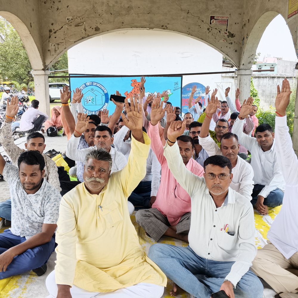 तीन साल से बकाया कमीशन भुगतान की मांग:महराजगंज डीएम को सहकारी समिति कर्मचारियों ने सौंपा ज्ञापन