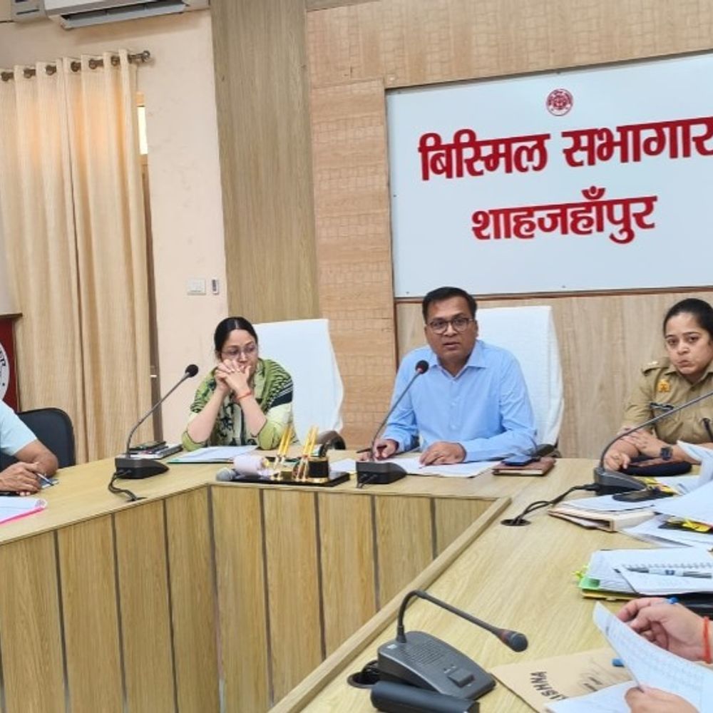 शाहजहांपुर डीएम ने बाढ़ तैयारियों की समीक्षा की:बिना लाइफ जैकेट नाव संचालन पर रोक, वाहनों के सत्यापन के निर्देश