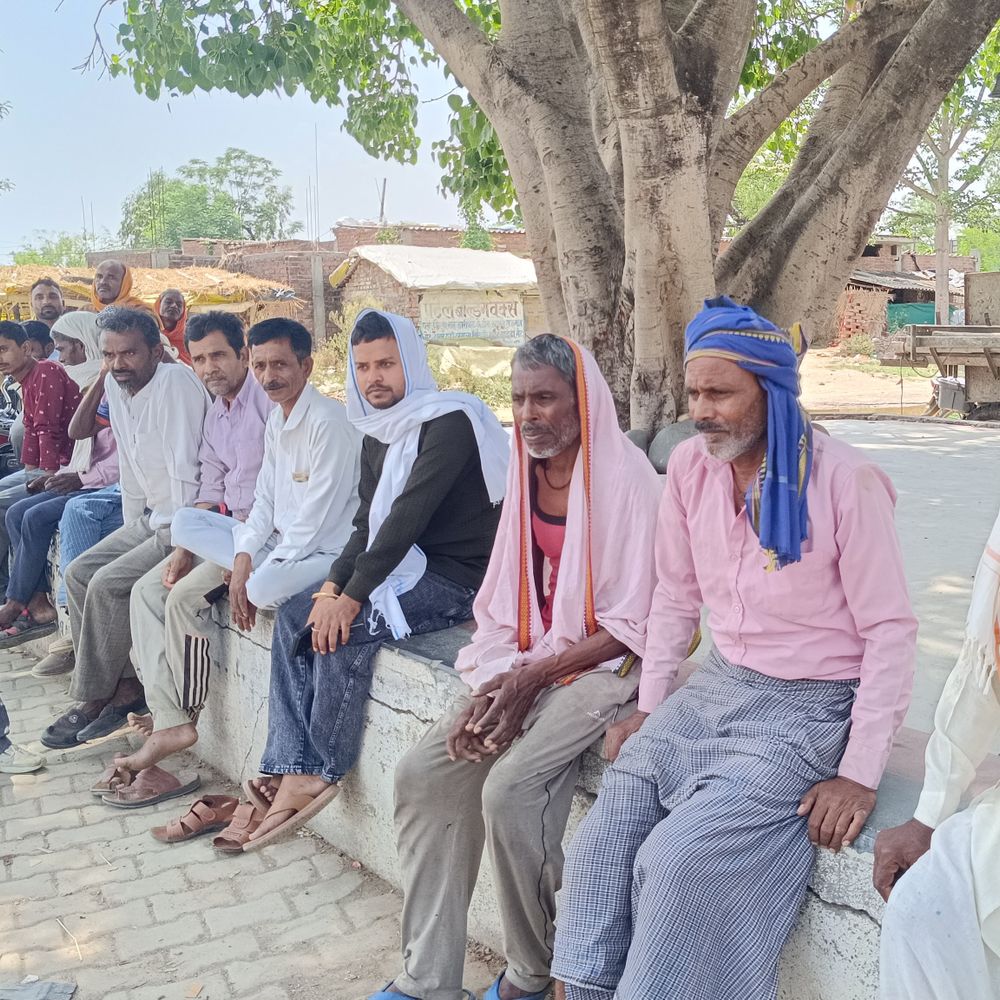 सोनभद्र के अरंगी में प्रधान-सचिव के खिलाफ ग्रामीणों का प्रदर्शन:विकास कार्यों में भ्रष्टाचार, धन उगाही के आरोप; जांच की मांग