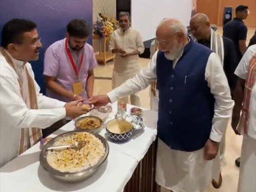 शुभेंदु अधिकारी ने PM मोदी को झालमुड़ी खिलाई:मोदी ने 4399 दिन प्रधानमंत्री रहकर नेहरू का रिकॉर्ड तोड़ा; दिल्ली में NDA ने सम्मान किया
