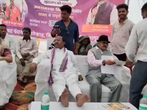मंत्री रामविचार नेताम मंच पर पैर फैलाकर बैठे दिखे, VIDEO:मनेंद्रगढ़ में था सुशासन तिहार कार्यक्रम, कांग्रेस बोली- इस तरह बैठना सही नहीं