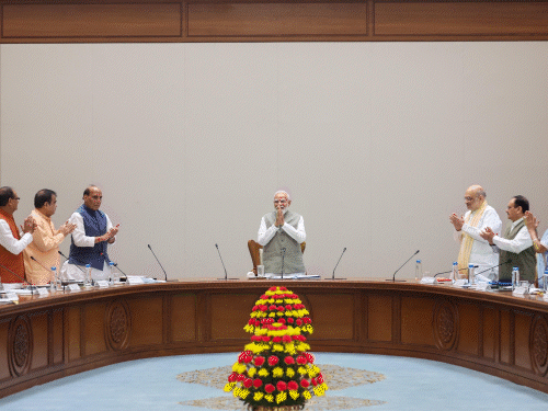 मोदी के स्वागत में कैबिनेट ने खड़े होकर तालियां बजाईं:PM का 4399 दिन का कार्यकाल, नेहरू का रिकॉर्ड टूटा; कांग्रेस बोली- यह संदिग्ध उपलब्धि