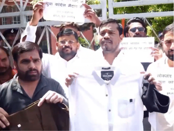 मीनाक्षी के नामांकन पर चुनाव आयोग का फैसला बाकी:शिकायत के 5 घंटे बाद भी डिसीजन नहीं, कल खड़गे लेंगे बैठक; राष्ट्रपति से मिलेंगे विधायक